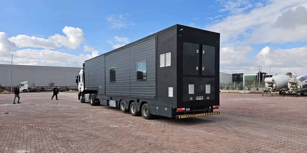 Hidrolik kanatları açılmış mobil showroom aracı